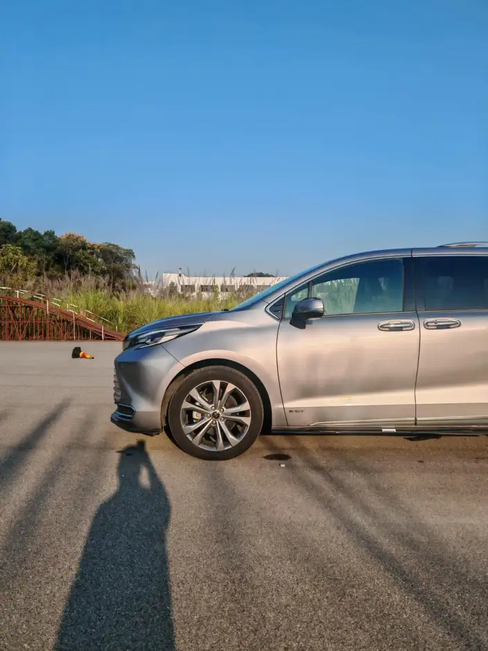 Toyota Sienna 2024 Model Hybrid 2.5L Platinum edition – фото 9