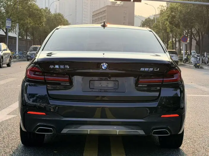 BMW 5 Series 2022 Model Facelift II 525Li M Sports Set – фото 6