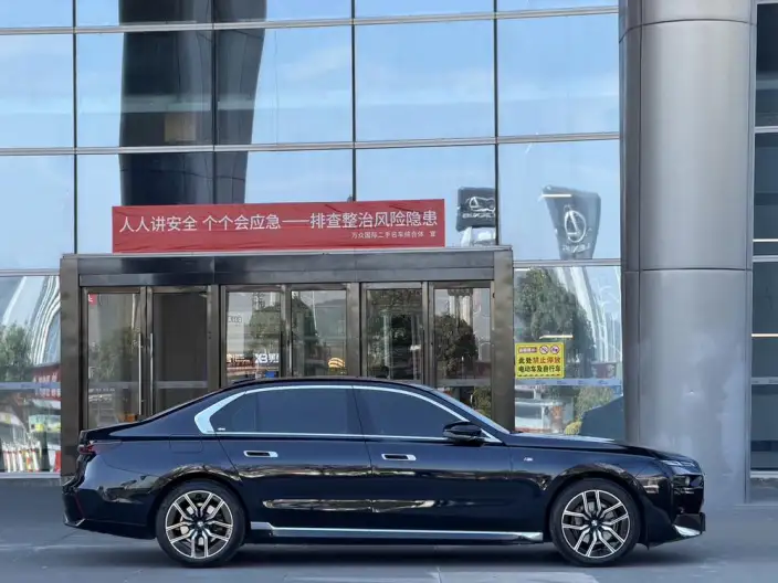 BMW 7 Series 2023 Model 735Li M Sports Set – фото 5