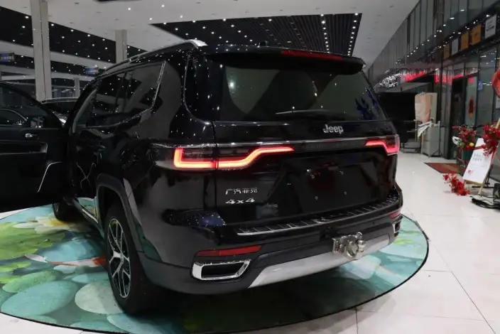 Grand Commander 2022 Model 2.0T 4WD Deluxe Edition – фото 7