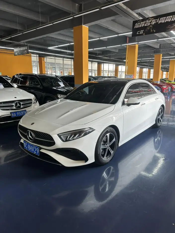 Mercedes-Benz A-class 2023 Model A 200 L Sports sedan Fashion Edition – фото 1