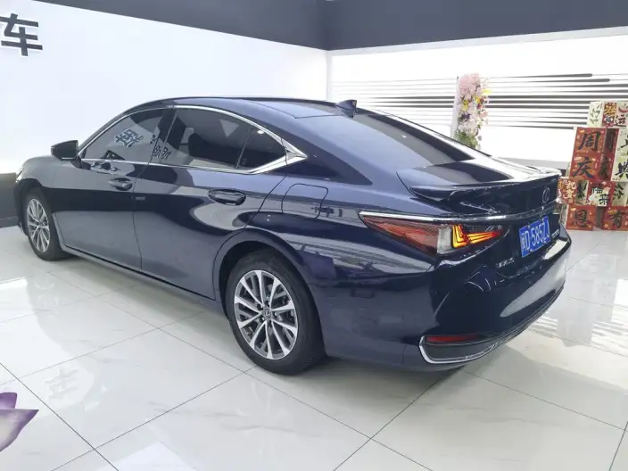 Lexus ES 2022 Model 300h Superior Edition