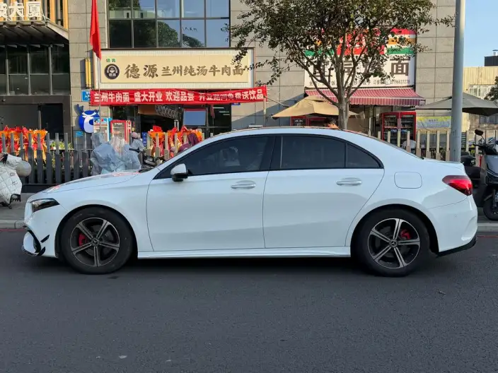 Mercedes-Benz A-class 2023 Model A 200 L Sports sedan Fashion Edition – фото 3