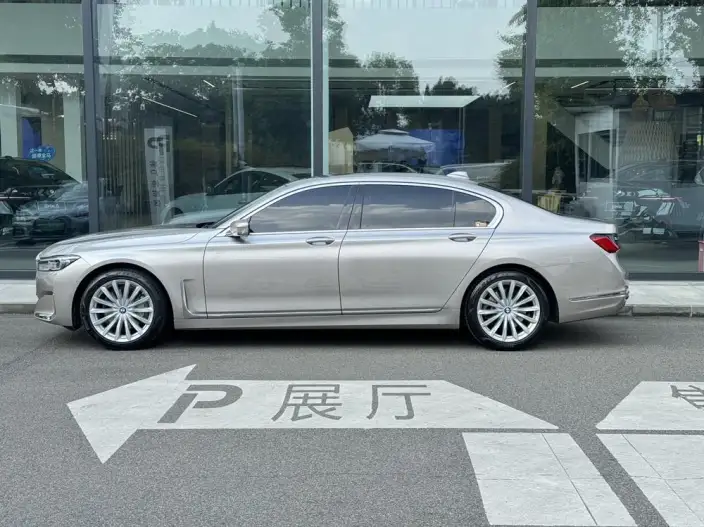 BMW 7 Series 2021 Model 730Li Luxury Set – фото 3