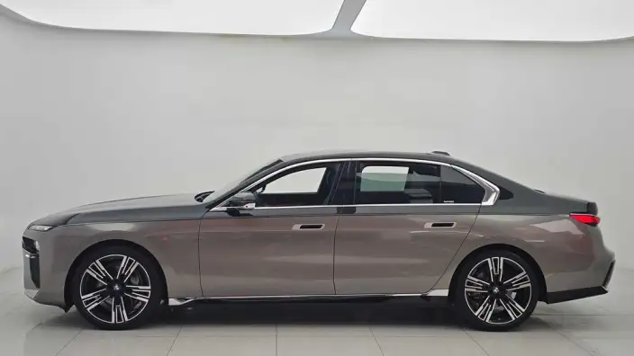 BMW 7 Series 2026 Model 740Li Leading Model M Sports Set – фото 4