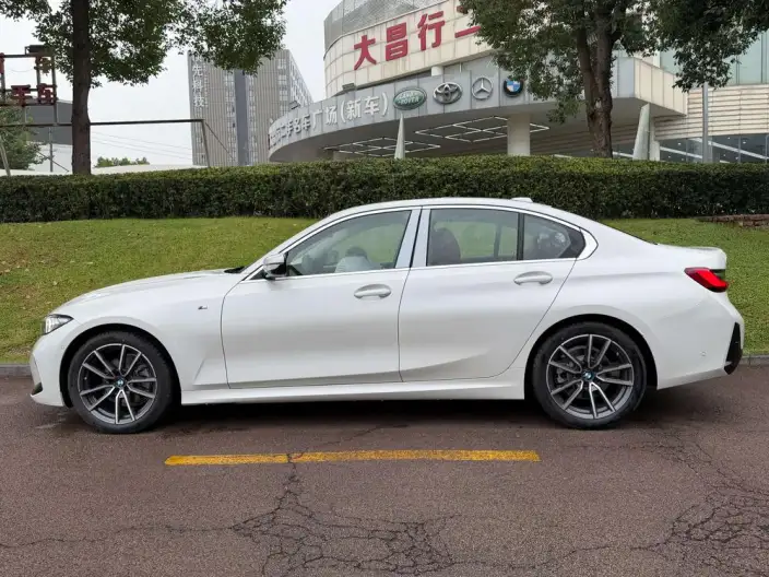 BMW 3 Series 2026 Model 325i M Sports Set – фото 3