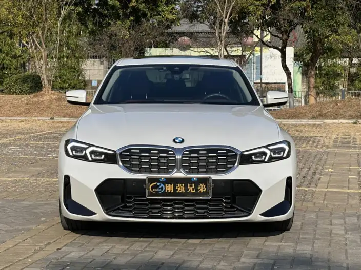 BMW 3 Series 2025 Model 325i M Sports Set – фото 2