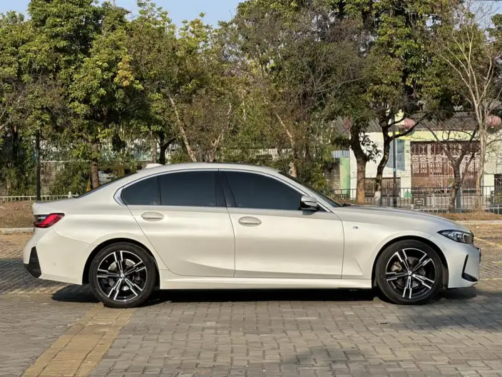 BMW 3 Series 2025 Model 325i M Sports Set – фото 8