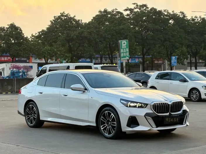 BMW 5 Series 2025 Model 530Li Leading Model M Sports Set – фото 3