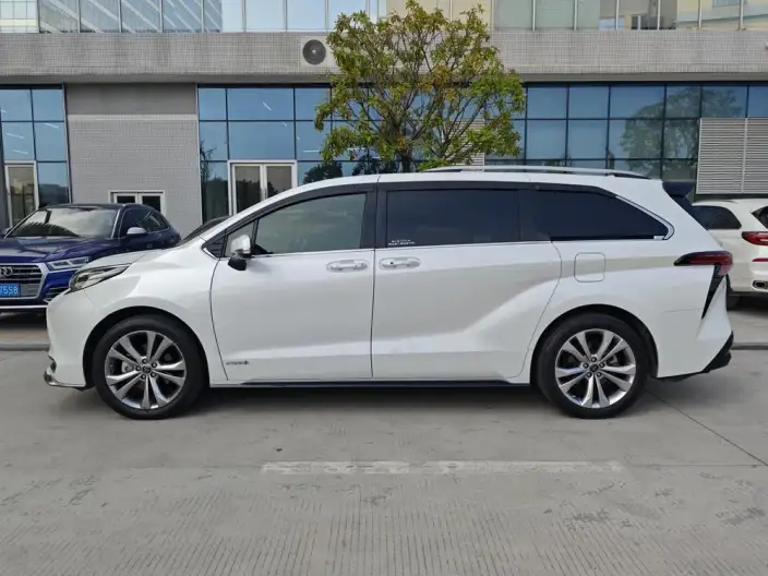 Toyota Sienna 2023 Model Hybrid 2.5L Premium Edition – фото 3