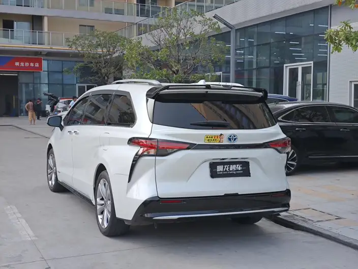 Toyota Sienna 2023 Model Hybrid 2.5L Premium Edition – фото 4