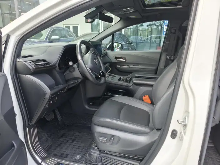 Toyota Sienna 2023 Model Hybrid 2.5L Premium Edition – фото 8