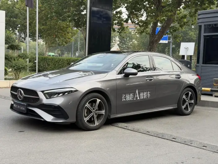 Mercedes-Benz A-class 2023 Model A 200 L Sports sedan Fashion Edition – фото 1