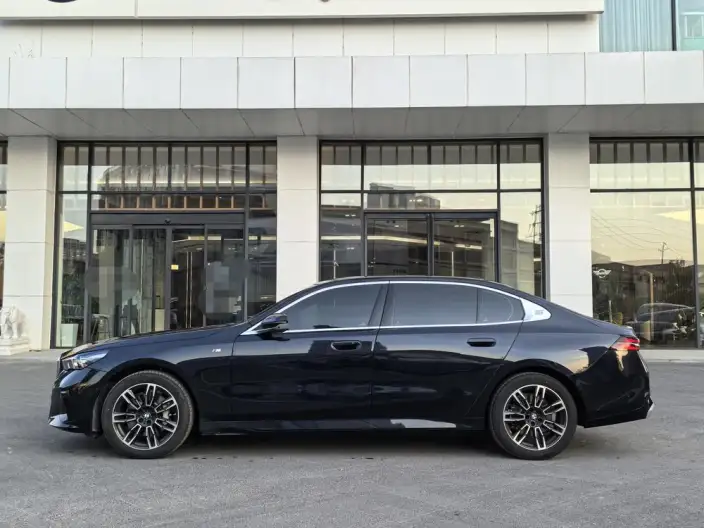 BMW 5 Series 2024 Model 530Li Leading Model M Sports Set – фото 3