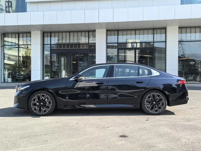BMW 5 Series 2025 Model 530Li Exclusive Model M Sports Set – фото 3