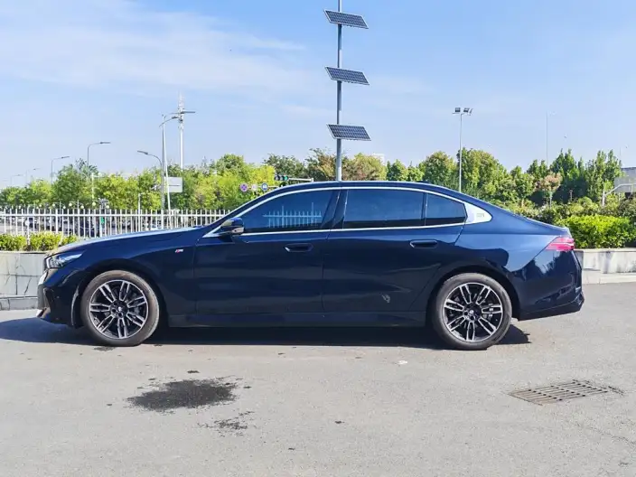 BMW 5 Series 2025 Model Facelift 530Li Leading Model M Sports Set – фото 4