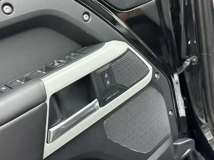 Land Rover Defender 2024 Model 110 3.0T P400 X-Dynamic HSE – фото 9