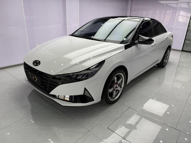 Hyundai Elantra 2022 1.5L CVT LUX Premium – фото 1