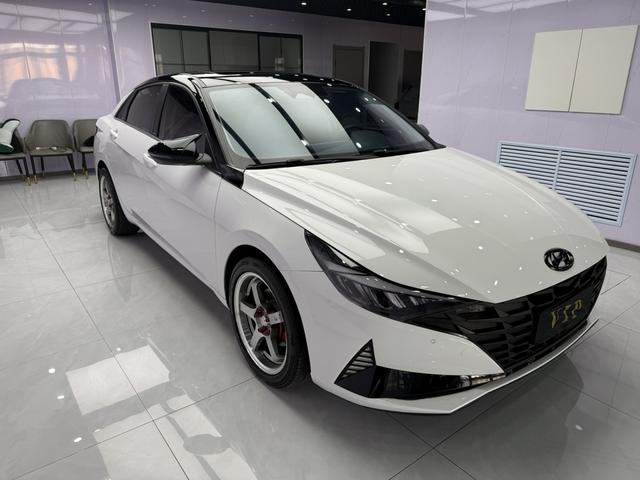 Hyundai Elantra 2022 1.5L CVT LUX Premium – фото 3