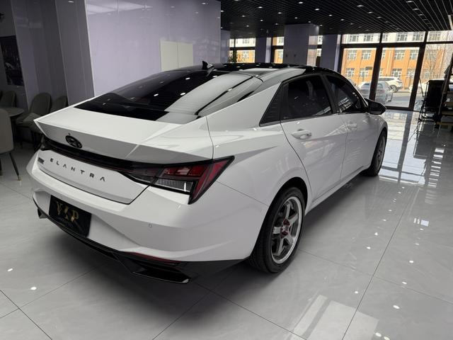 Hyundai Elantra 2022 1.5L CVT LUX Premium – фото 4