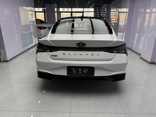 Hyundai Elantra 2022 1.5L CVT LUX Premium – фото 5