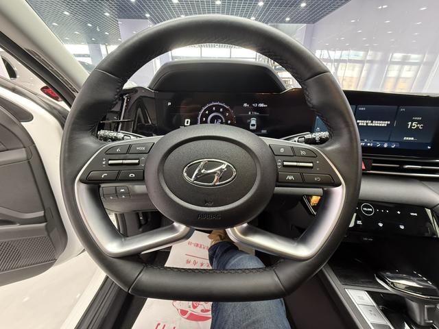 Hyundai Elantra 2022 1.5L CVT LUX Premium – фото 11