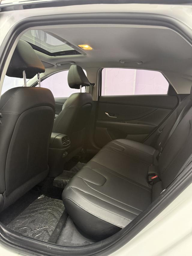 Hyundai Elantra 2022 1.5L CVT LUX Premium – фото 15