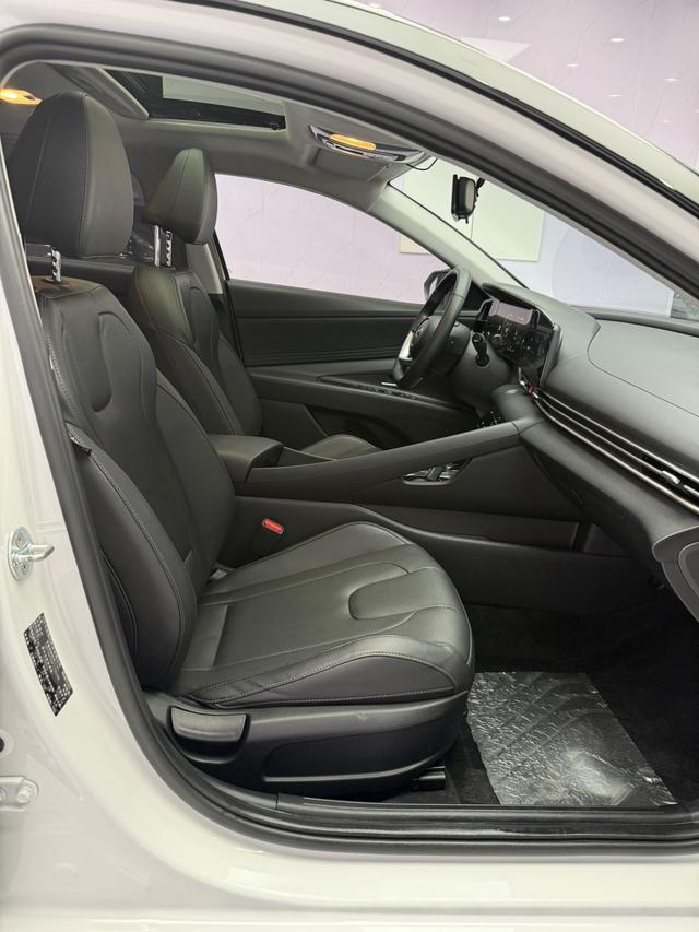 Hyundai Elantra 2022 1.5L CVT LUX Premium – фото 17