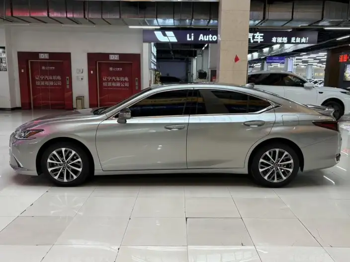 Lexus ES 2022 Model 300h Superior Edition