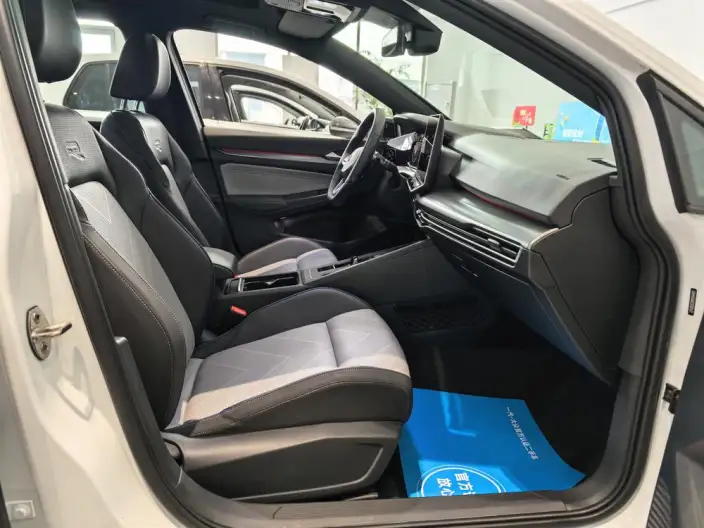 Volkswagen Golf 2025 Model 300TSI R-Line – фото 8