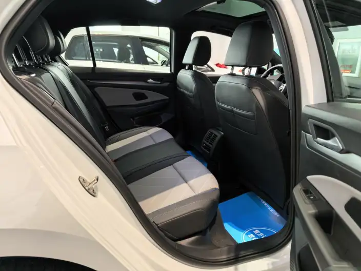 Volkswagen Golf 2025 Model 300TSI R-Line – фото 9