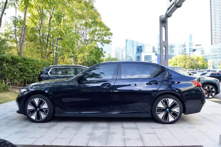 BMW i3 2023 Model Facelift eDrive40L Night Edition Sports Set – фото 3