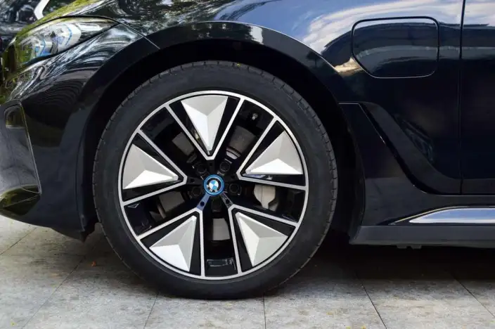 BMW i3 2023 Model Facelift eDrive40L Night Edition Sports Set – фото 8