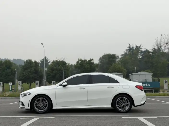 Mercedes-Benz A-class 2022 Model A 180 L Sports sedan – фото 4