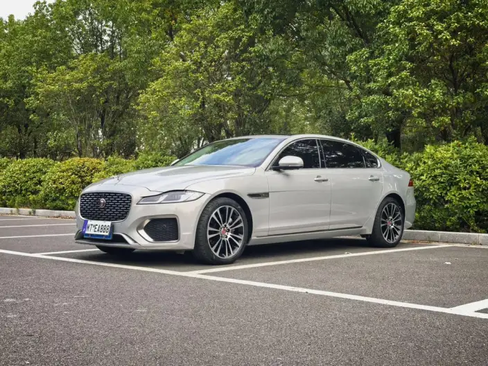 Jaguar XFL 2024 Model 2.0T P250 2WD Exclusive Deluxe Edition