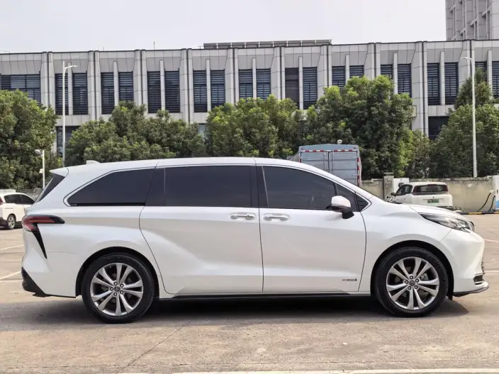Toyota Sienna 2023 Model Hybrid 2.5L Premium Edition – фото 5