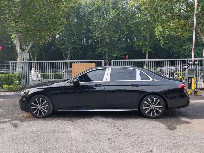 Mercedes-Benz E-Class PHEV 2022 Model E 350 e L Sports sedan – фото 4