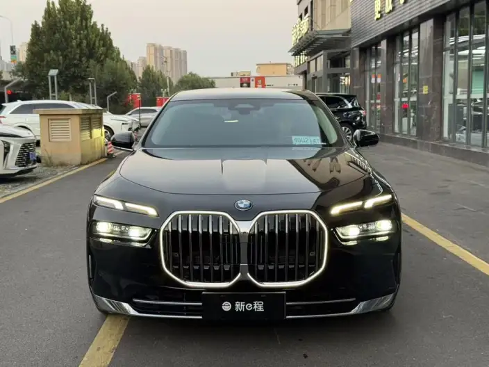 BMW 7 Series 2023 Model 735Li Luxury Set – фото 2