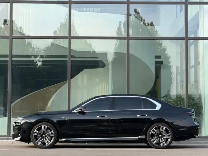 BMW i7 2023 Model eDrive50L Exclusive Model M Sports Set – фото 3