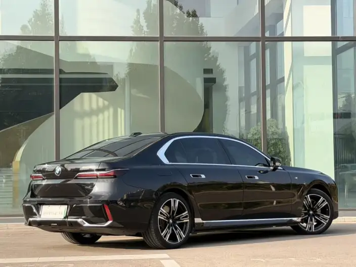 BMW i7 2023 Model eDrive50L Exclusive Model M Sports Set – фото 5