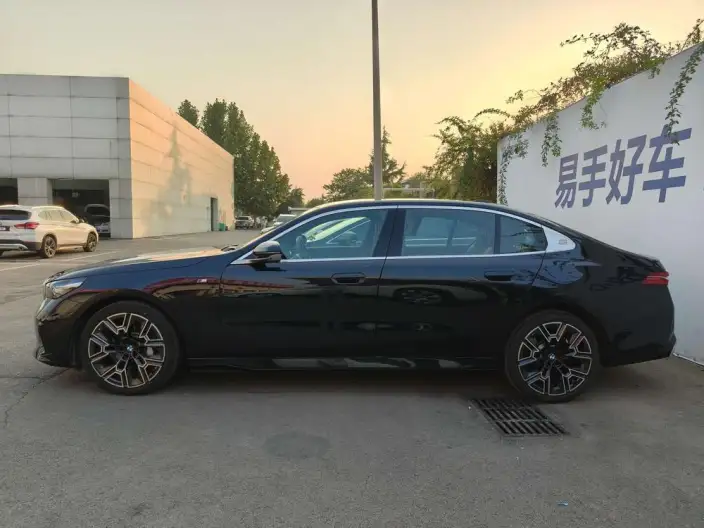 BMW 5 Series 2025 Model 530Li Exclusive Model M Sports Set – фото 3