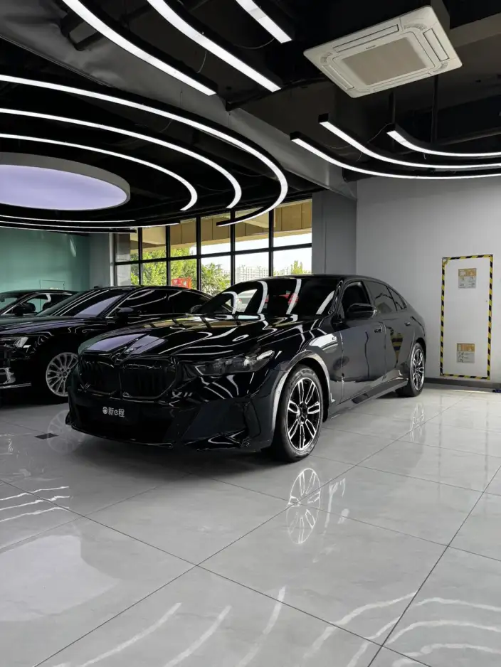 BMW 5 Series 2025 Model 530Li Leading Model M Sports Set – фото 1