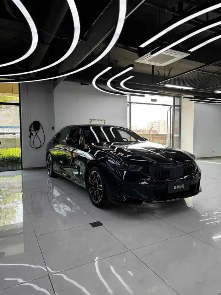 BMW 5 Series 2025 Model 530Li Leading Model M Sports Set – фото 6