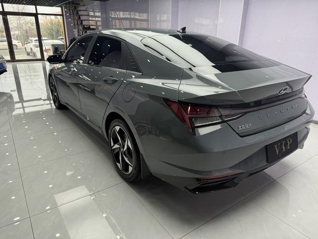 Hyundai Elantra 2022 1.5L CVT LUX Premium – фото 4
