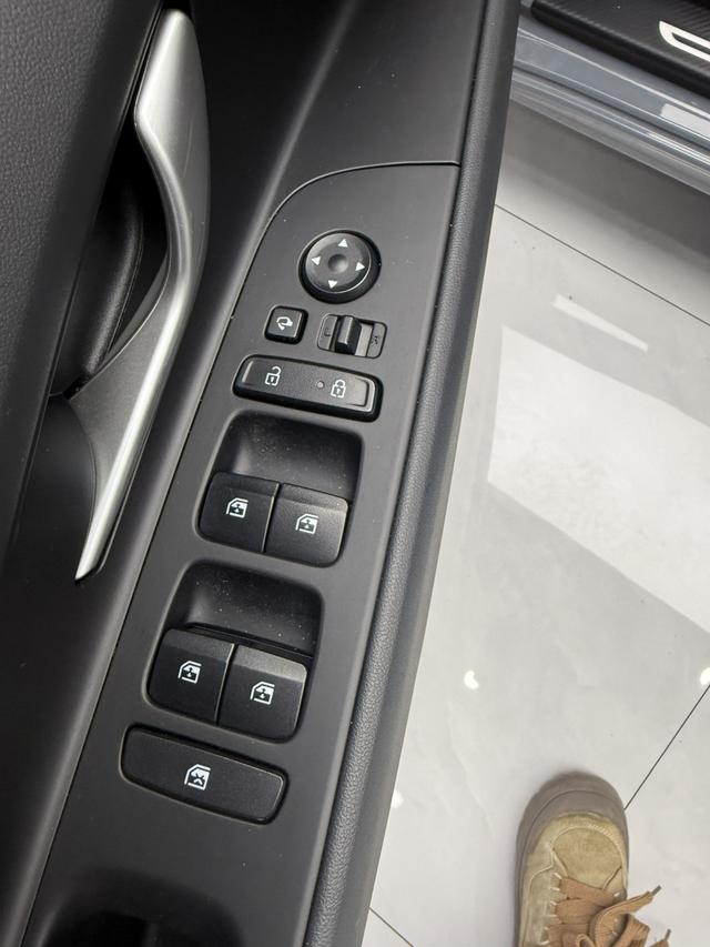 Hyundai Elantra 2022 1.5L CVT LUX Premium – фото 8
