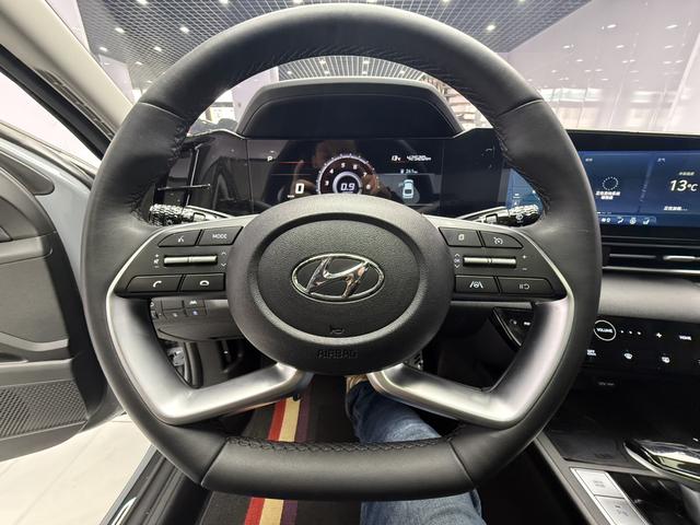 Hyundai Elantra 2022 1.5L CVT LUX Premium – фото 12
