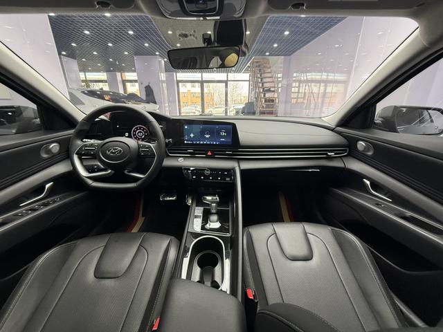 Hyundai Elantra 2022 1.5L CVT LUX Premium – фото 16
