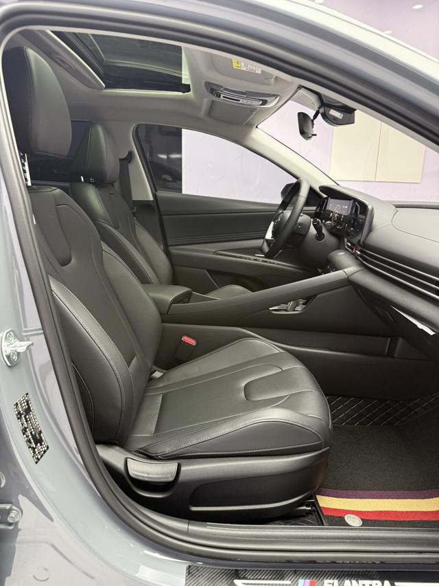 Hyundai Elantra 2022 1.5L CVT LUX Premium – фото 17