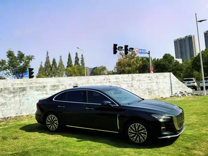 Hongqi H5 2025 Model 2.0T Automatic Flag Enjoy Edition