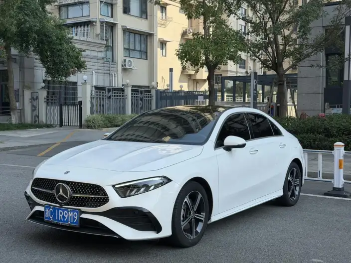 Mercedes-Benz A-class 2024 Model A 200 L Dynamic Edition – фото 1